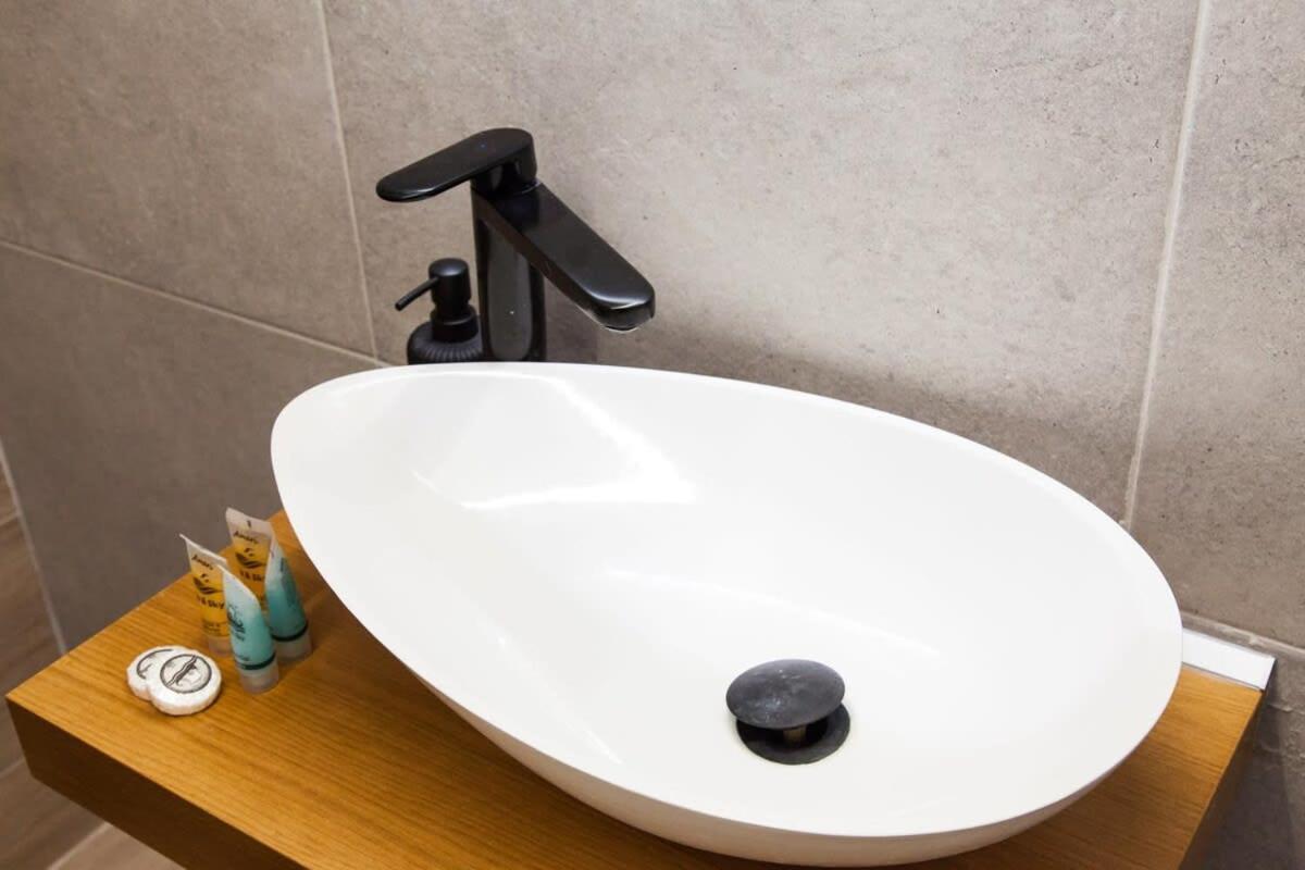 Contemporary Stylish Apartment Located Near Metaxourgeio Area أثينا المظهر الخارجي الصورة
