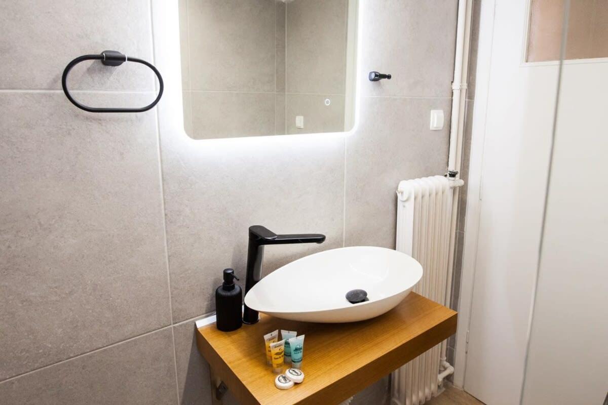 Contemporary Stylish Apartment Located Near Metaxourgeio Area أثينا المظهر الخارجي الصورة