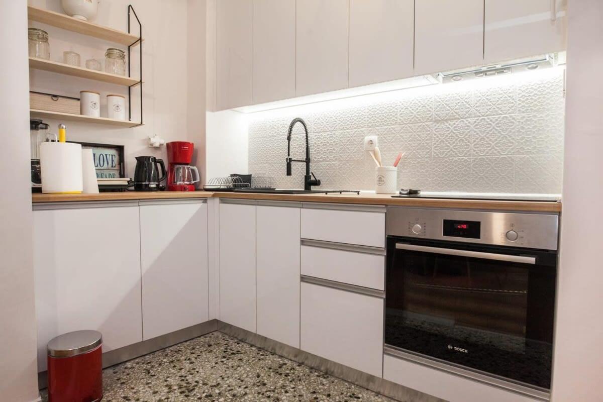 Contemporary Stylish Apartment Located Near Metaxourgeio Area أثينا المظهر الخارجي الصورة